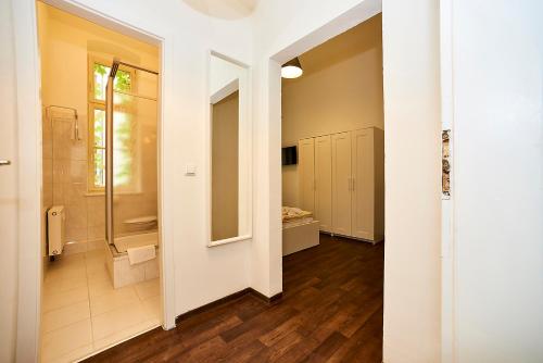 a bathroom with a walk in shower and a toilet at Bearlin City Apartments - City Center East in Berlin