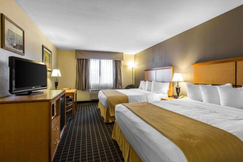 Postel nebo postele na pokoji v ubytování Quality Inn and Suites Silverthorne - Copper Mountain