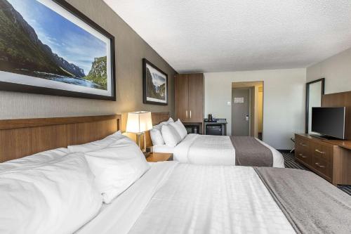 Un pat sau paturi într-o cameră la Quality Inn Corner Brook