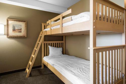 Pokój z łóżkiem piętrowym z 2 łóżkami piętrowymi i łóżkiem piętrowym w obiekcie Comfort Inn & Suites Langley w mieście Langley