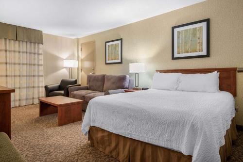 Voodi või voodid majutusasutuse Clarion Hotel & Suites toas