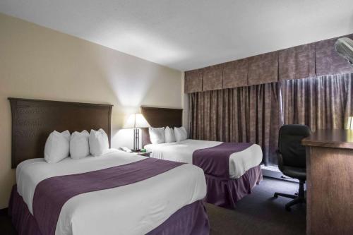 Säng eller sängar i ett rum på Quality Inn & Suites Yellowknife