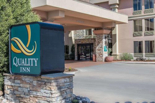 a walney inn sign in front of a building at Quality Inn Colorado Springs South in Colorado Springs