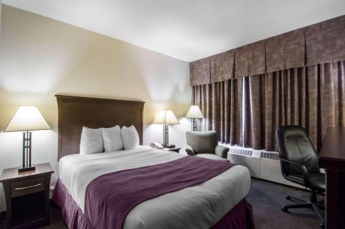 Ένα ή περισσότερα κρεβάτια σε δωμάτιο στο Quality Inn & Suites Yellowknife