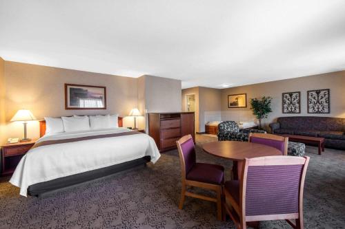 een hotelkamer met een bed, een tafel en stoelen bij Quality Inn Burlington in Burlington