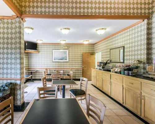 eine Küche mit Tischen und Stühlen in einem Restaurant in der Unterkunft GreenTree Inn Denver Tech Center in Centennial