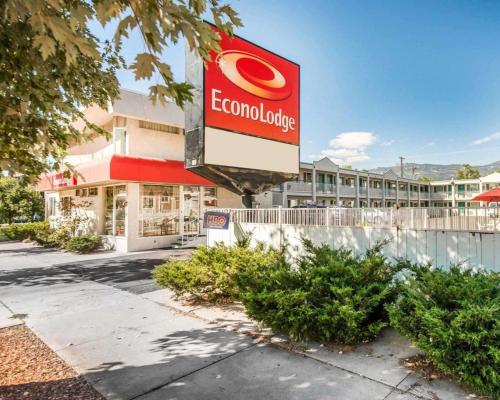 a building with a sign for a corona club at Econo Lodge Colorado Springs Downtown in Colorado Springs