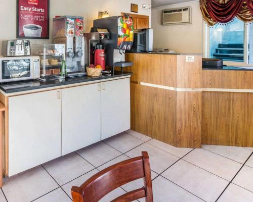 Kuchyň nebo kuchyňský kout v ubytování Econo Lodge Colorado Springs Downtown