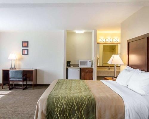 Habitación de hotel con cama y escritorio en Quality Inn & Suites Vail Valley, en Eagle