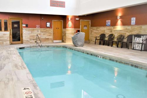 una gran piscina en una habitación de hotel en Comfort Inn & Suites Durango, en Durango