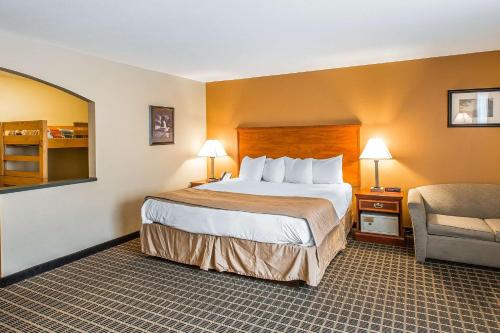 Llit o llits en una habitació de Quality Inn & Suites On The River