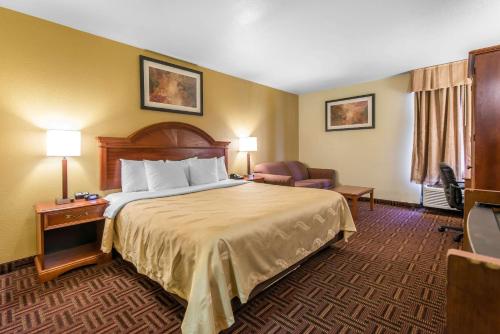 En eller flere senger på et rom på Quality Inn South Colorado Springs