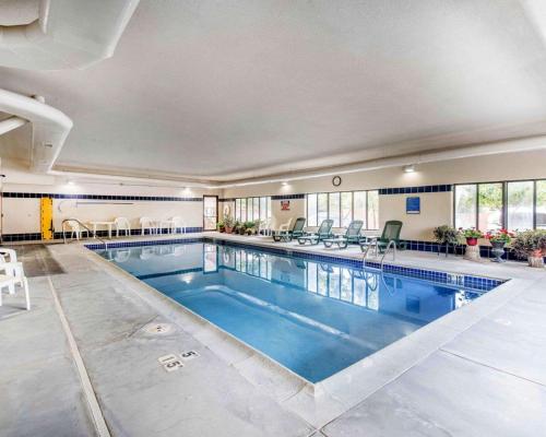 The swimming pool at or close to Comfort Inn Salida