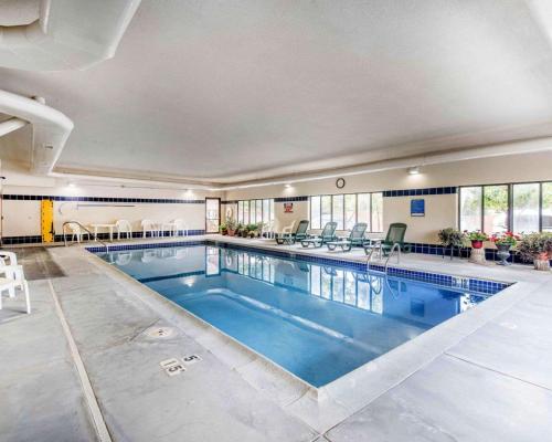 a large swimming pool in a large building at Comfort Inn Salida in Salida