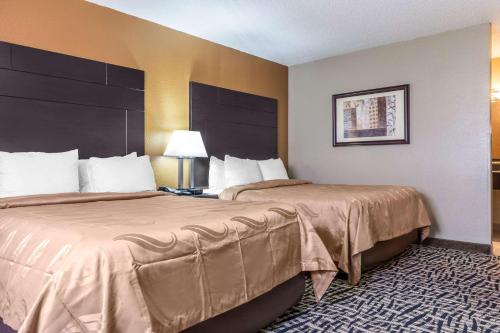 Habitación con 2 camas en una habitación de hotel en Quality Inn, en Lamar