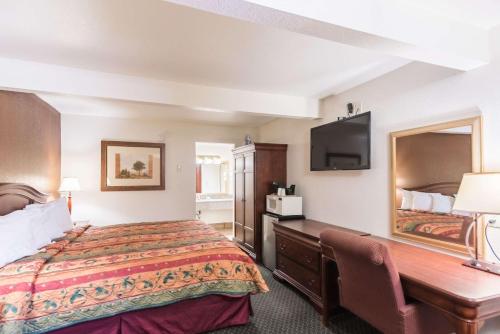 Un pat sau paturi într-o cameră la 1st Interstate Inn Montrose