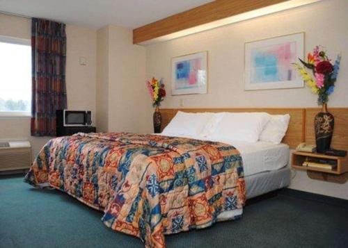 a hotel room with a bed in a room at Rodeway Inn Willington North in Willington Hill