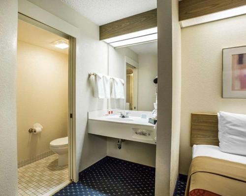 uma casa de banho com um lavatório e um WC em Econo Lodge Denver International Airport em Aurora