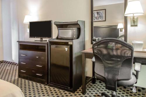a hotel room with a desk with a tv and a computer at Econo Lodge in West Haven
