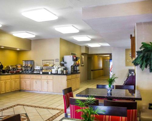 een grote kamer met een keuken en een cafetaria bij Comfort Inn Guilford near I-95 in Guilford
