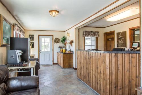 a kitchen with a bar in a living room at Rodeway Inn Waterford - New London in Waterford