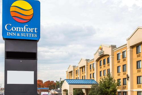 a sign for a hotel in front of a building at Comfort Inn & Suites in Meriden