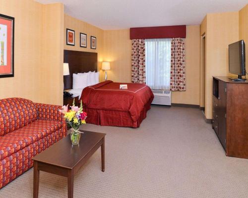 um quarto de hotel com uma cama e um sofá em Quality Suites Stratford em Stratford