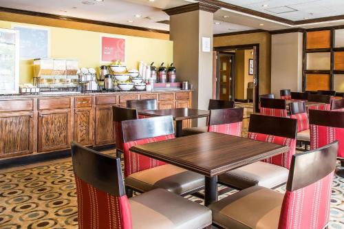 Restoran atau tempat lain untuk makan di Comfort Inn & Suites Meriden East
