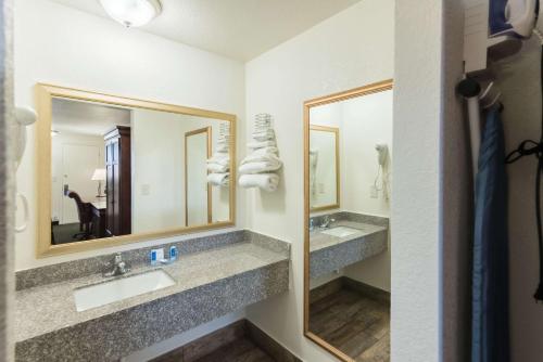 A bathroom at 1st Interstate Inn Montrose