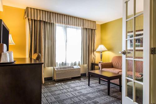 Clarion Hotel & Suites Hamden - New Haven tesisinde bir odada yatak veya yataklar