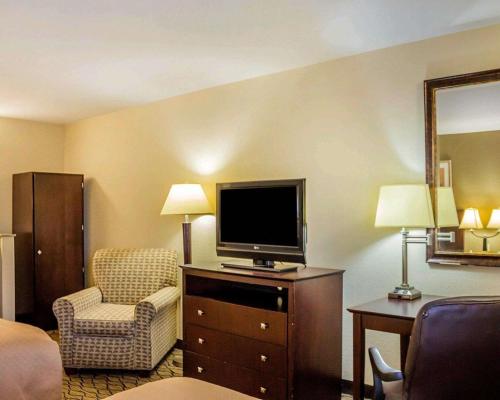 TV a/nebo společenská místnost v ubytování Quality Inn Waterbury East