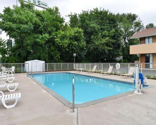 
Der Swimmingpool an oder in der Nähe von Quality Inn East Haven - New Haven
