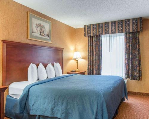 מיטה או מיטות בחדר ב-Quality Inn & Suites Meriden