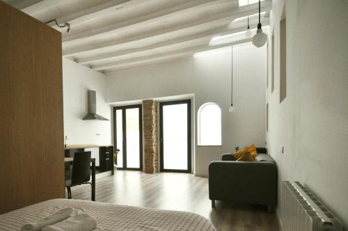 sypialnia z łóżkiem i kanapą w pokoju w obiekcie Apartamento en Vilanova w mieście Vilanova i la Geltrú