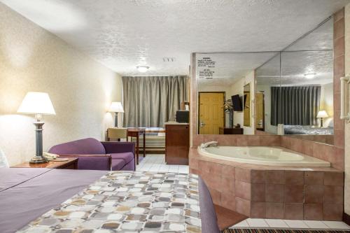 Afbeelding uit fotogalerij van Rodeway Inn & Suites Branford - Guilford in Branford