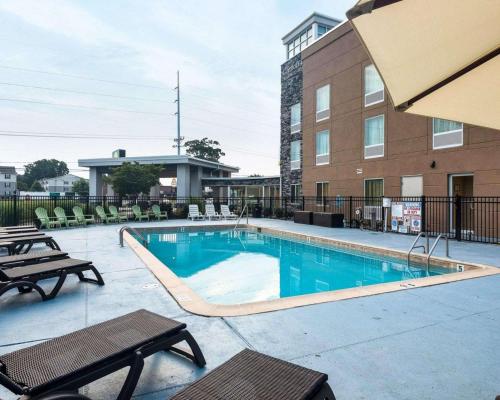 Bazén v ubytování Comfort Inn Rehoboth Beach nebo v jeho okolí