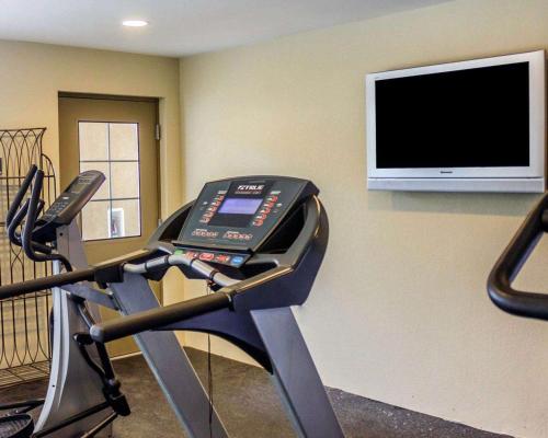 Fitness centrum a/nebo fitness zařízení v ubytování Quality Inn Waterbury East