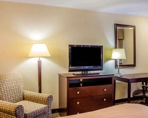 TV a/nebo společenská místnost v ubytování Quality Inn Waterbury East