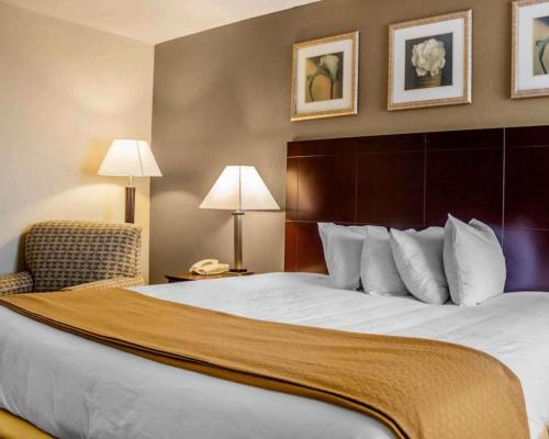 Postel nebo postele na pokoji v ubytování Quality Inn Waterbury East