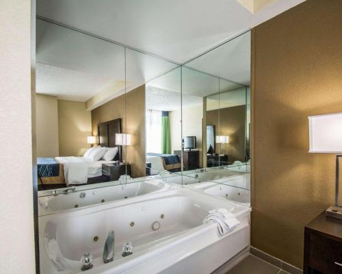Ένα μπάνιο στο Comfort Inn & Suites Lantana - West Palm Beach South