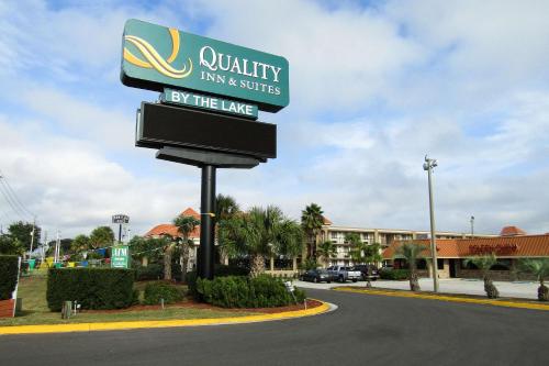 um sinal para uma estalagem e suites à beira do lago em Quality Inn & Suites By The Lake em Orlando