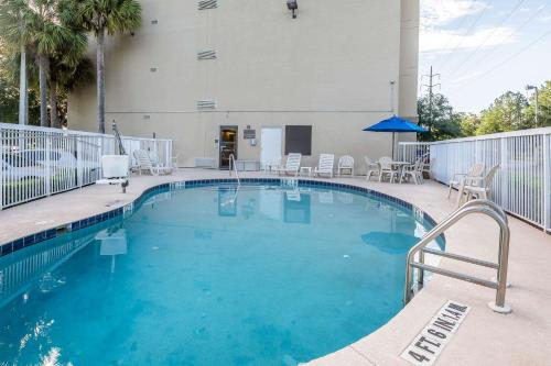 Comfort Inn University Gainesville 내부 또는 인근 수영장