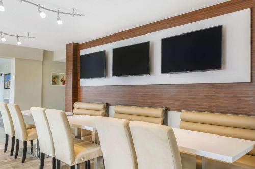 Quality Inn & Suites Kissimmee by The Lake Image