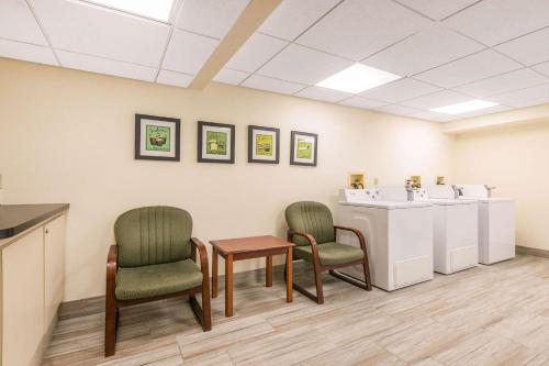 a waiting room with two chairs and a sink at Quality Inn & Suites Tarpon Springs South in Tarpon Springs
