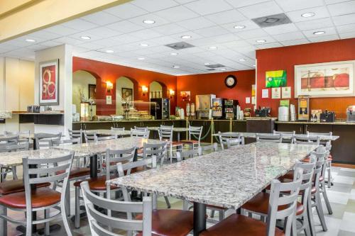 a dining room with tables and chairs in a restaurant at Mi Casa Hotel in Orlando