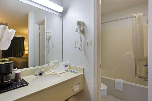 Ванна кімната в Rodeway Inn Lake City I-75