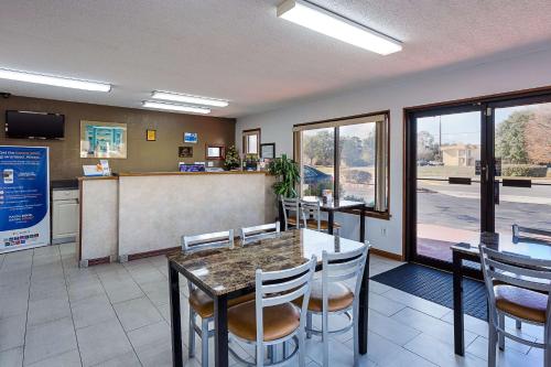 a restaurant with a table and chairs and a counter at Rodeway Inn Lake City I-75 in Lake City