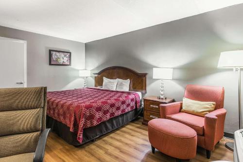 En eller flere senger på et rom på Econo Lodge North