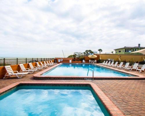 Πισίνα στο ή κοντά στο Comfort Inn & Suites Ormond Beach Oceanfront