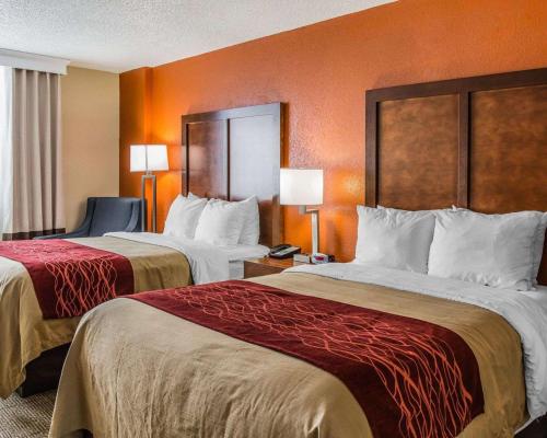 2 letti in una camera d'albergo con pareti arancioni di Comfort Inn & Suites Lakeland North I-4 a Lakeland